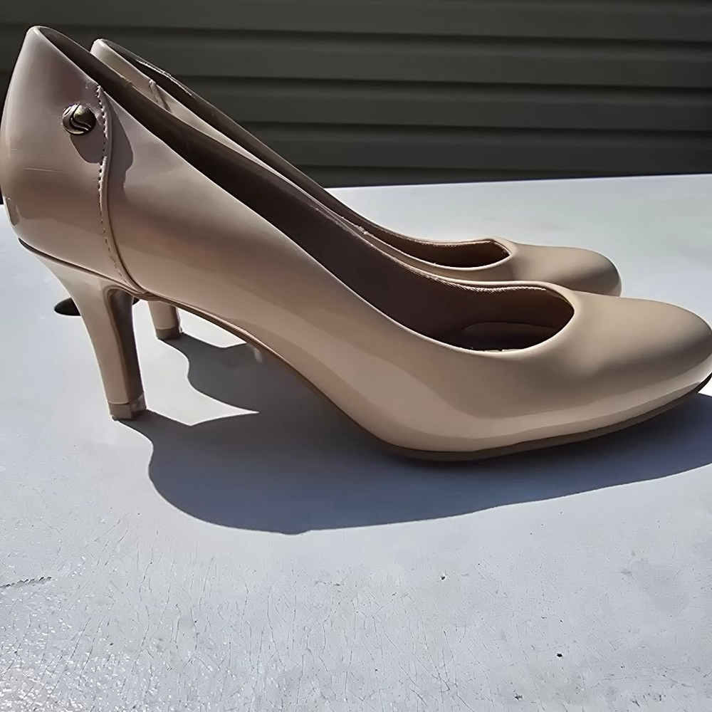 Life Stride Beige Patent Heels Women's - Picture 2 of 6
